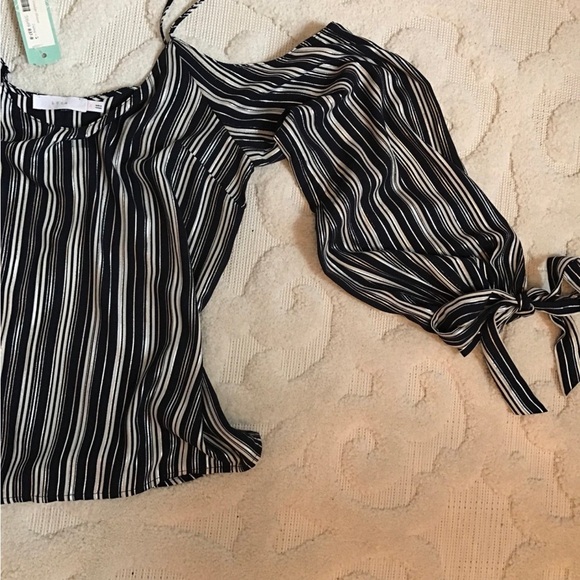 Lush Cersei Cold Shoulder Blouse - Picture 3 of 3